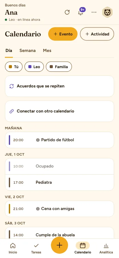 La agenda de Favokin por días: un partido de fútbol, el pediatra, una cena con amigas y el cumpleaños de la abuela, cada cosa con el color de quien la lleva.